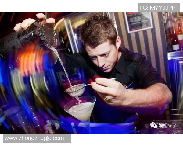 足球球星豪饮白酒引热议展现场外豪放性格魅力